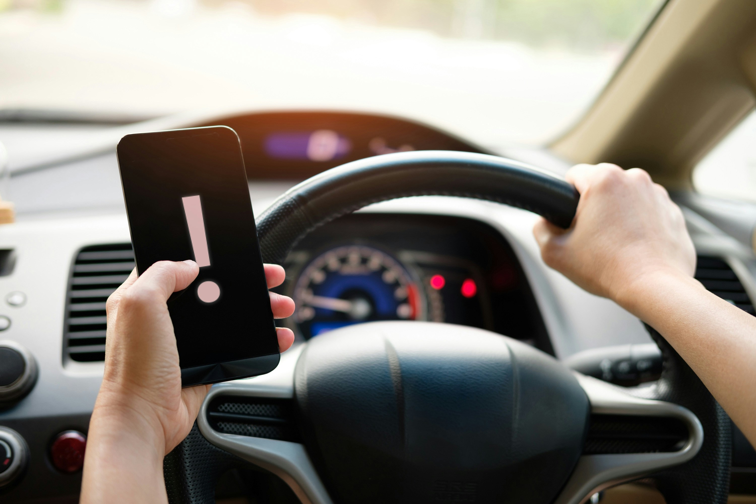Smartphone am Steuer: Enorme Gefahren durch Ablenkung im Auto